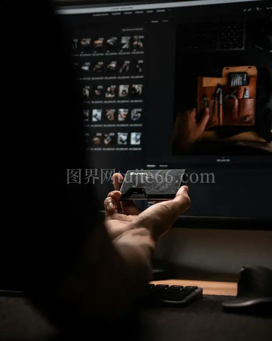 男性简约钱包电脑展示日常装备