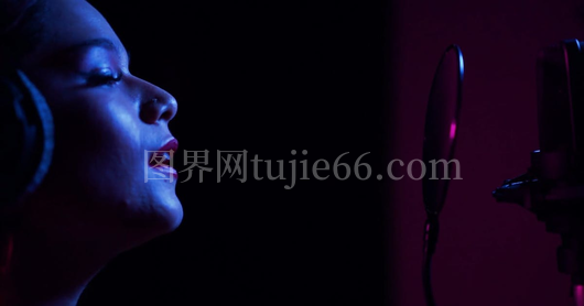 女性电容麦克风唱歌画面