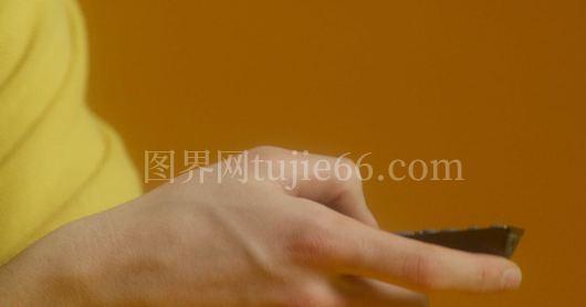 年轻男子操控电视遥控器