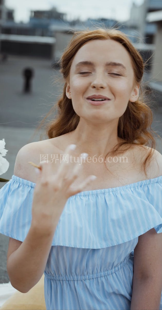 蓝色连衣裙女性饮水画面