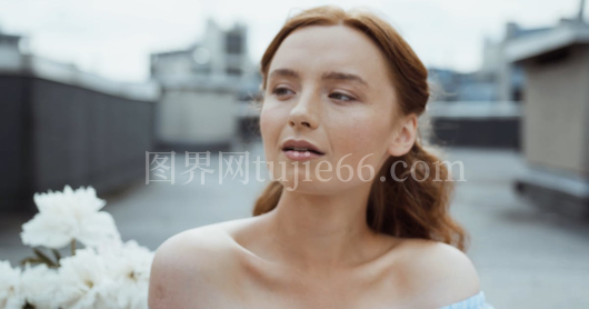 女子玻璃杯饮水
