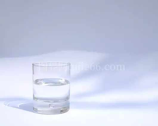 清澈满杯水饮水杯