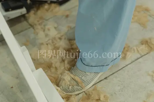 理发店地板剪发碎屑特写显鞋子