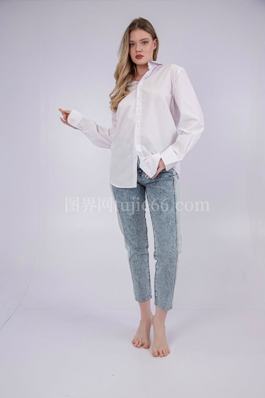 女性赤脚白色背景白色衬衫蓝色牛仔裤