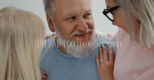 祖孙欢乐时光老年夫妇共嬉戏