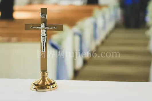 祭坛上黄金十字架模糊教堂背景