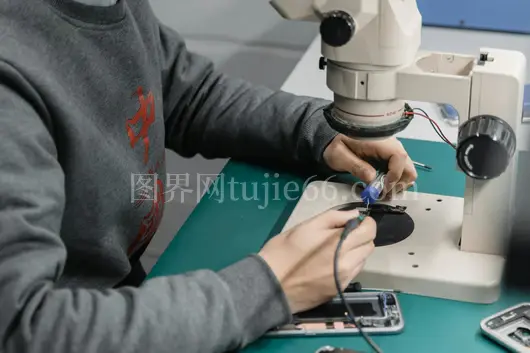显微镜下技术人员修电路板
