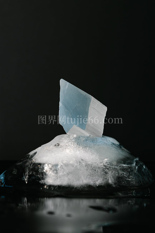 冰融蓝晶暗影映照
