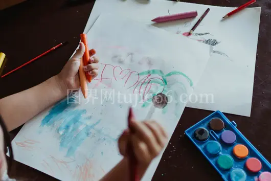 孩子蜡笔绘爱意赞父爱