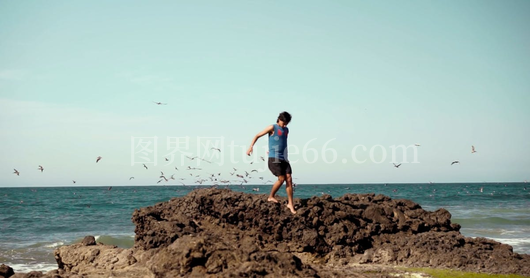 海边赤脚漫步人影