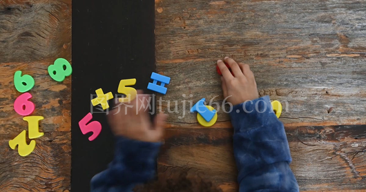 孩童嬉戏玩数字乐趣多