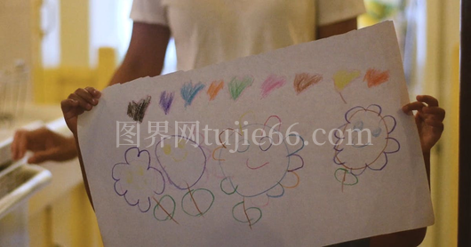 孩子自豪展示画作瞬间