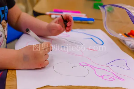 孩子纸上作画