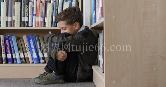 男孩蹲地姿势神态各异