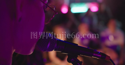 女性唱歌视频片段展示