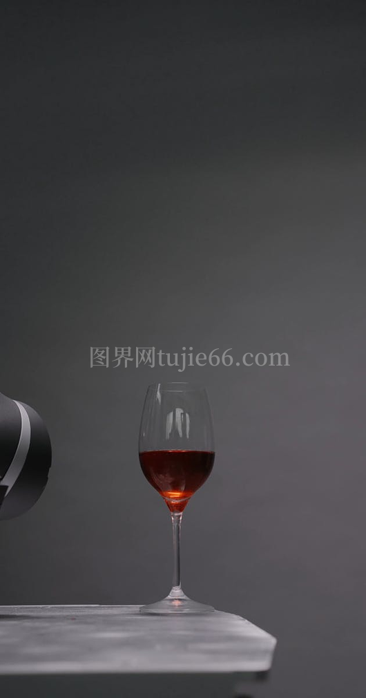 机器人精准挑选酒杯瞬间