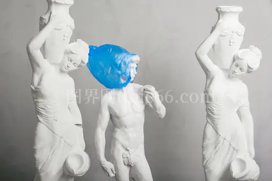 希腊大理石雕像蓝袋环境主题对比