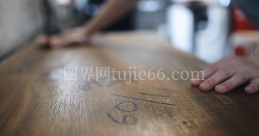 人物布擦拭桌子