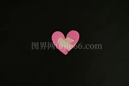 粉色剪纸心形艺术作品