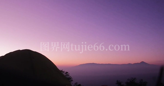 粉色紫色天空剪影人物