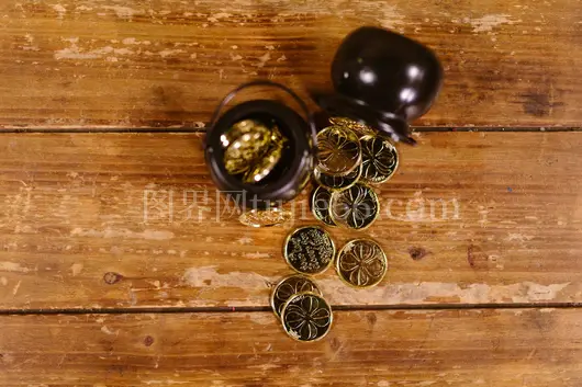 金币洒落乡村桌象征好运繁荣