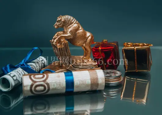 黄金牛塑象庆新年，堆叠硬币卷纸币