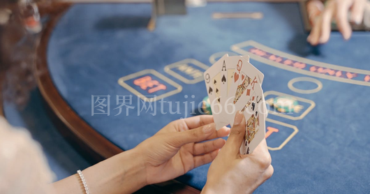 女子手握卡片造型