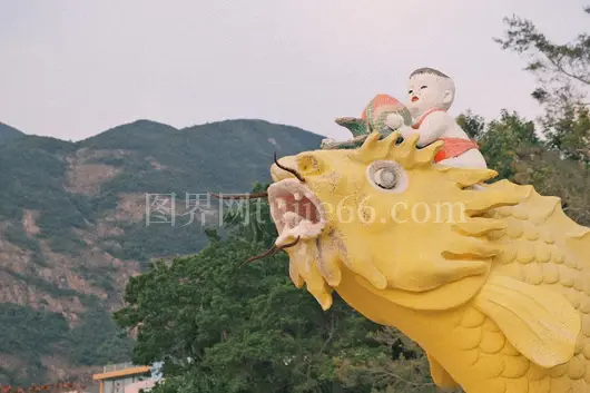 鱼背孩童雕塑