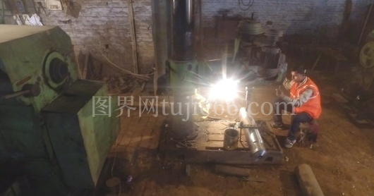 男子操作重型机械现场照
