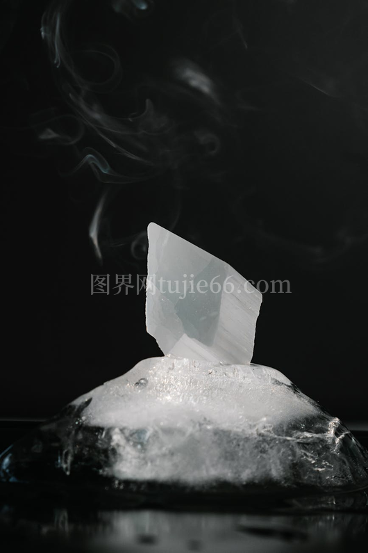 黑白晶体融冰蒸汽黑背景