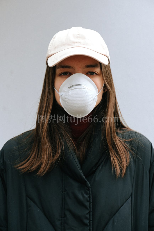 口罩棒球帽健康防护年轻女性肖像