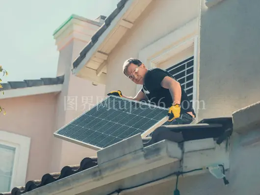 技术员屋顶装太阳能促环保