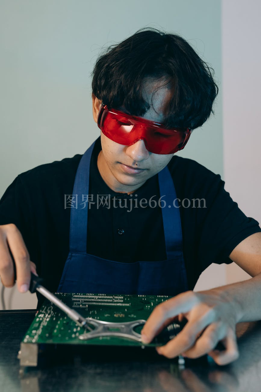 技术人员红色眼镜焊接电路板
