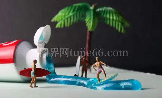 牙膏浪上微型人欢快戏水