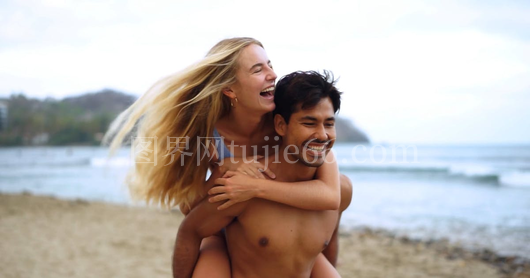 男子背女子背影图