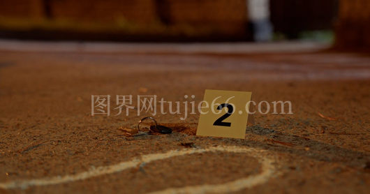 技术人员拾起地面钥匙