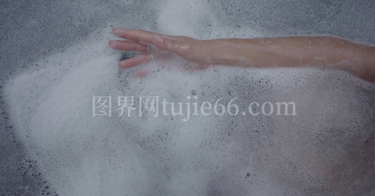 浴缸中嬉戏肥皂泡洗澡人