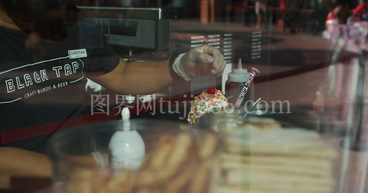 男子手工制作冰淇淋过程图