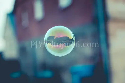 肥皂泡映城市景模糊背景