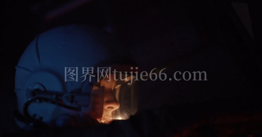 女性维修宇宙飞船瞬间