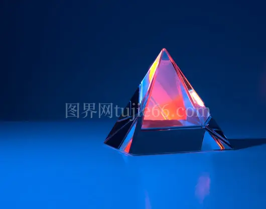 红蓝三角插图艺术作品
