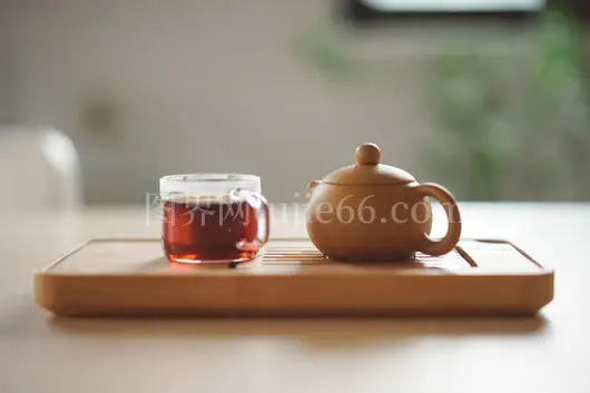 透明玻璃杯茶香四溢陶瓷壶映衬