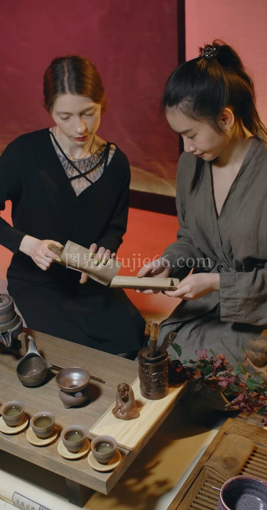 女性茶道绿茶准备瞬间