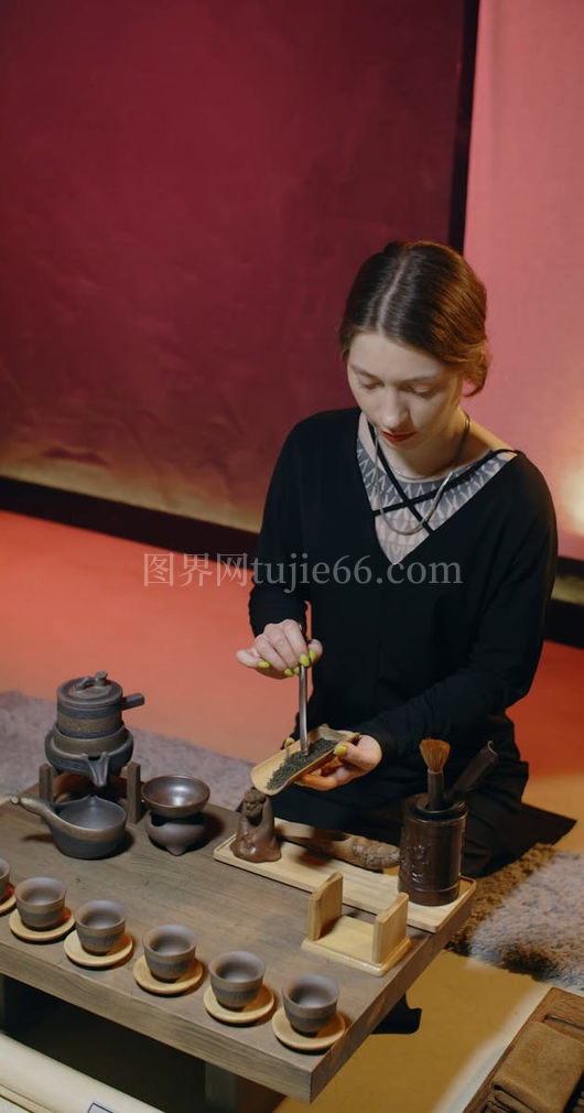 女子茶道泡绿茶瞬间