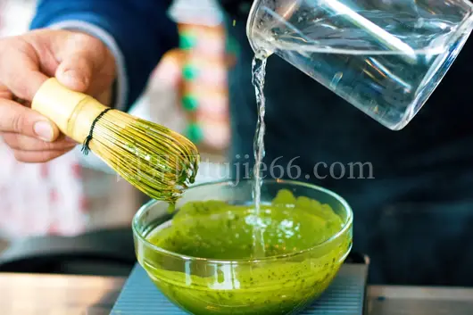 人物绿色酱汁倒水瞬间