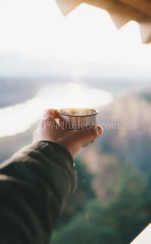 人物手持酒杯画面