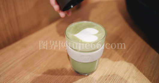 绿茶杯盖动作瞬间