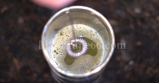 人物调制绿茶瞬间