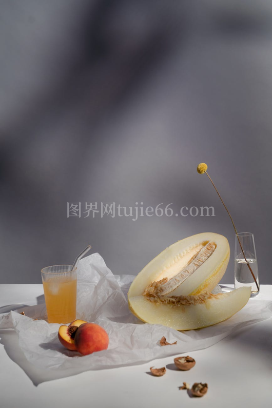 桌上艺术摆设水果果汁柔和光线