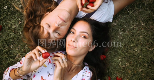 女子草地草莓嬉戏